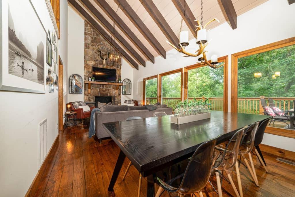A Smoky Mountains Retreat - Chalet De Montagne Villa แกตลิงเบิร์ก ภายนอก รูปภาพ